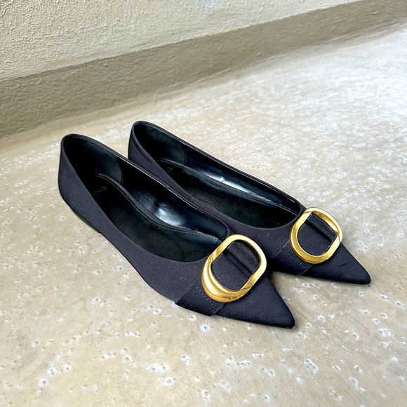 Black ballet flats with gold embellishment - Picture 1 of 3
